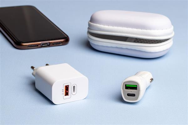 Zestaw ładowarka samochodowa i wtyczka ładująca USB i USB typu C-1189939